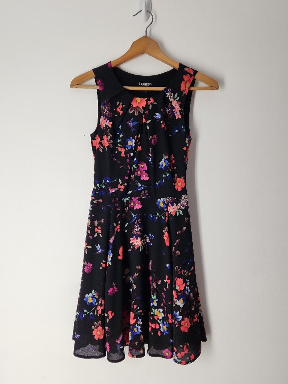 Express flowy fit-and-flare dress multicolor floral print keyhole neckline Sz 0